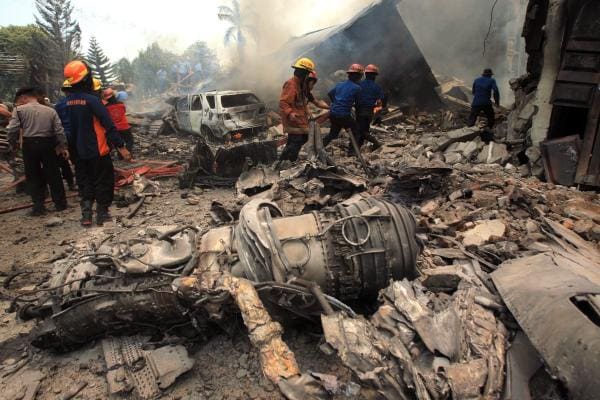 Indonésie: 13 personnes tuées suite au crash d’un avion de transport militaire