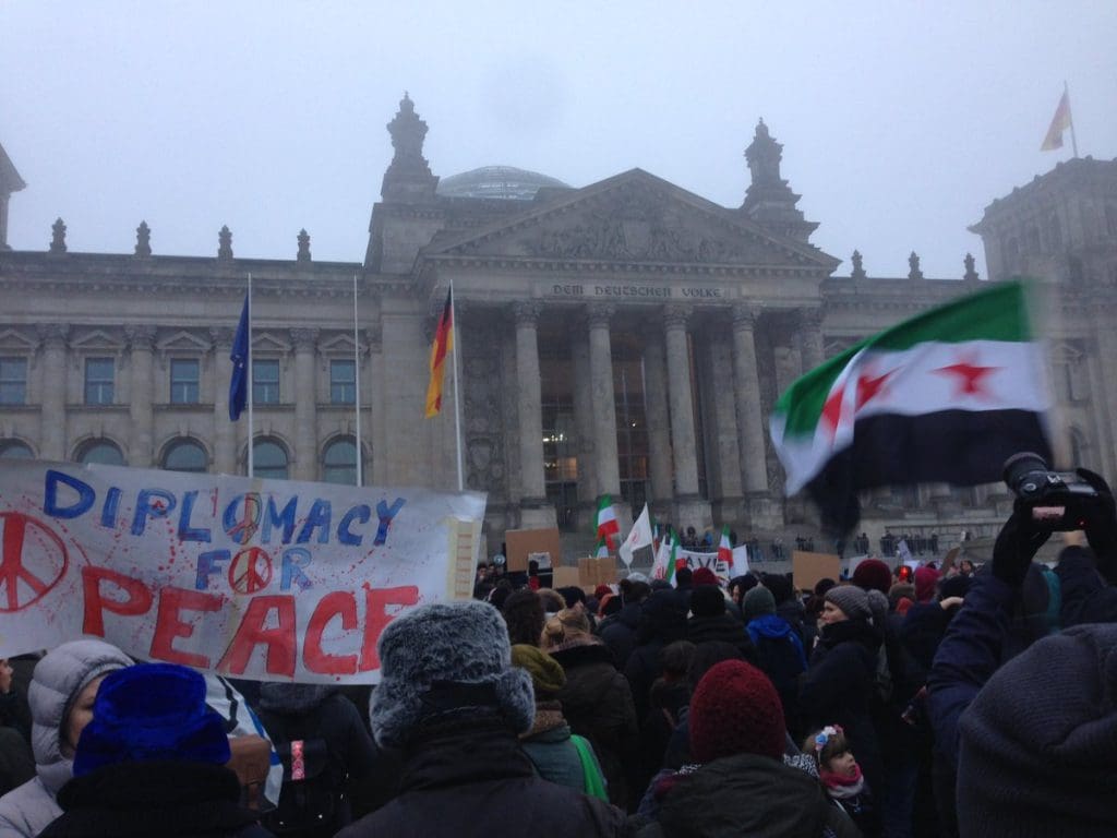 Solidarité avec Alep: Plusieurs manifestants en France et en Allemagne clament leur soutien à Alep
