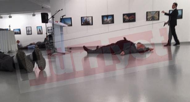 L’ambassadeur russe à Ankara tué par balle (vidéo)