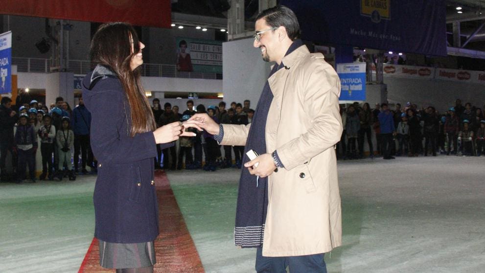 Barcelone: un Marocain surprend sa dulcinée algérienne en la demandant au mariage en plein milieu d’une patinoire (vidéo)