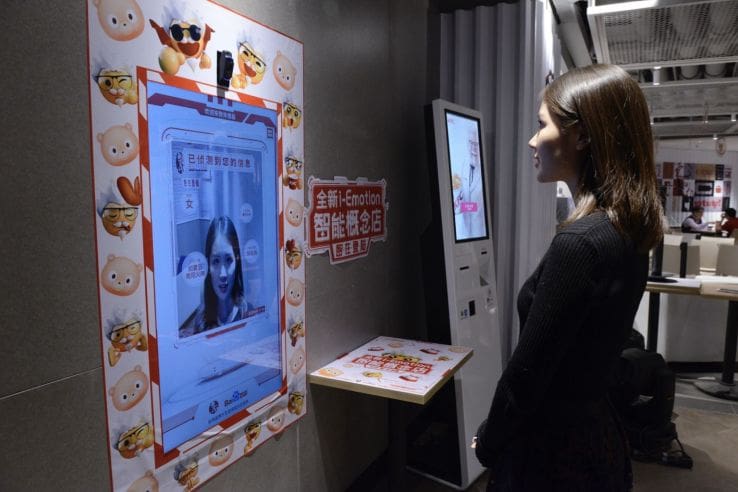 Chine: Un restaurant KFC de Pékin utilise la reconnaissance faciale pour proposer aux clients leurs menus préférés