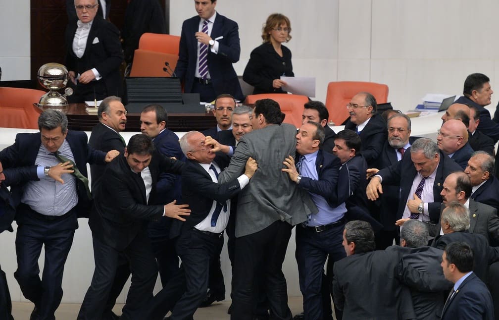 Turquie: Bagarre entre députés dans le cadre de l’adoption du projet de loi qui vise à augmenter les pouvoirs du président (vidéo)