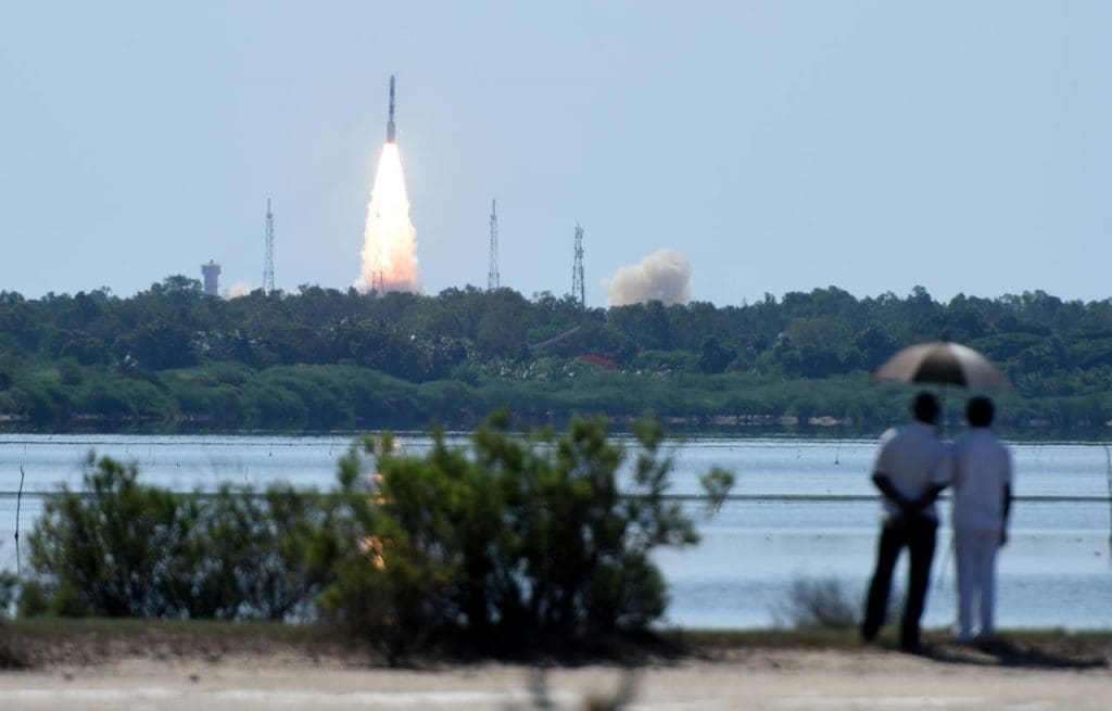 Inde: Le pays rentre dans les annales du marché des lancements spatiaux avec la mise en orbite d’un nombre record de 104 satellites avec une seule fusée