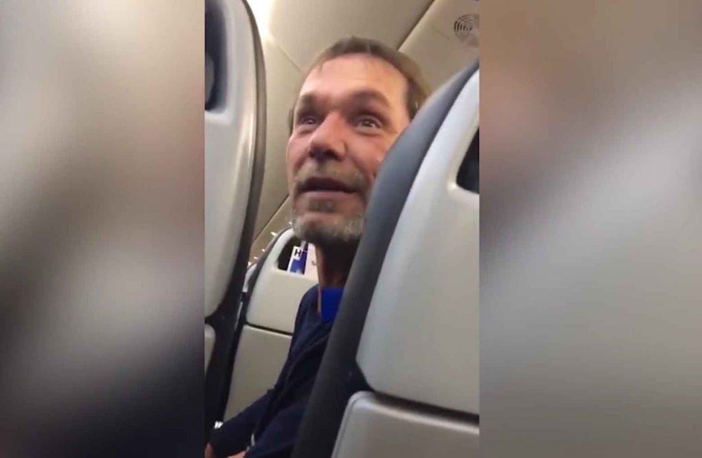 États-Unis: Un homme raciste insulte un couple de pakistanais et se fait virer de l’avion (vidéo)