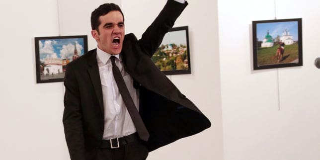 La photo du tueur de l’ambassadeur turc à Ankara, reçoit le premier prix du World Press Photo (photos)