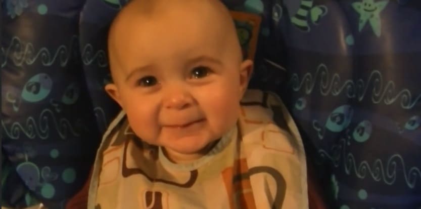 L’instant mignon: Un bébé ému aux larmes par la voix de sa maman…