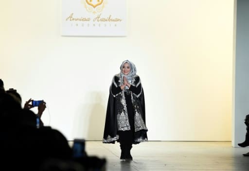 New York Fashion Week: La créatrice indonésienne Anniesa Hasibuan fait du hijab sa marque de fabrique (photos)