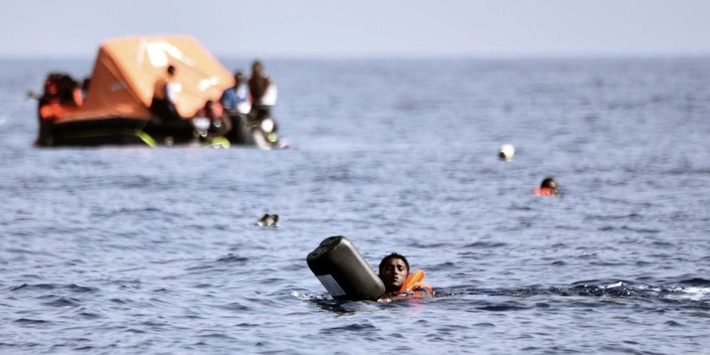 Les corps de 74 migrants morts noyés retrouvés sur un plage près de Tripoli (Libye)
