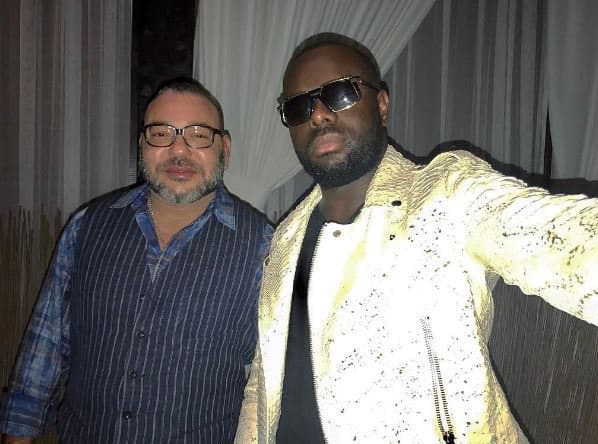Maitre Grims pose fièrement aux cotés du Roi Mohammed VI