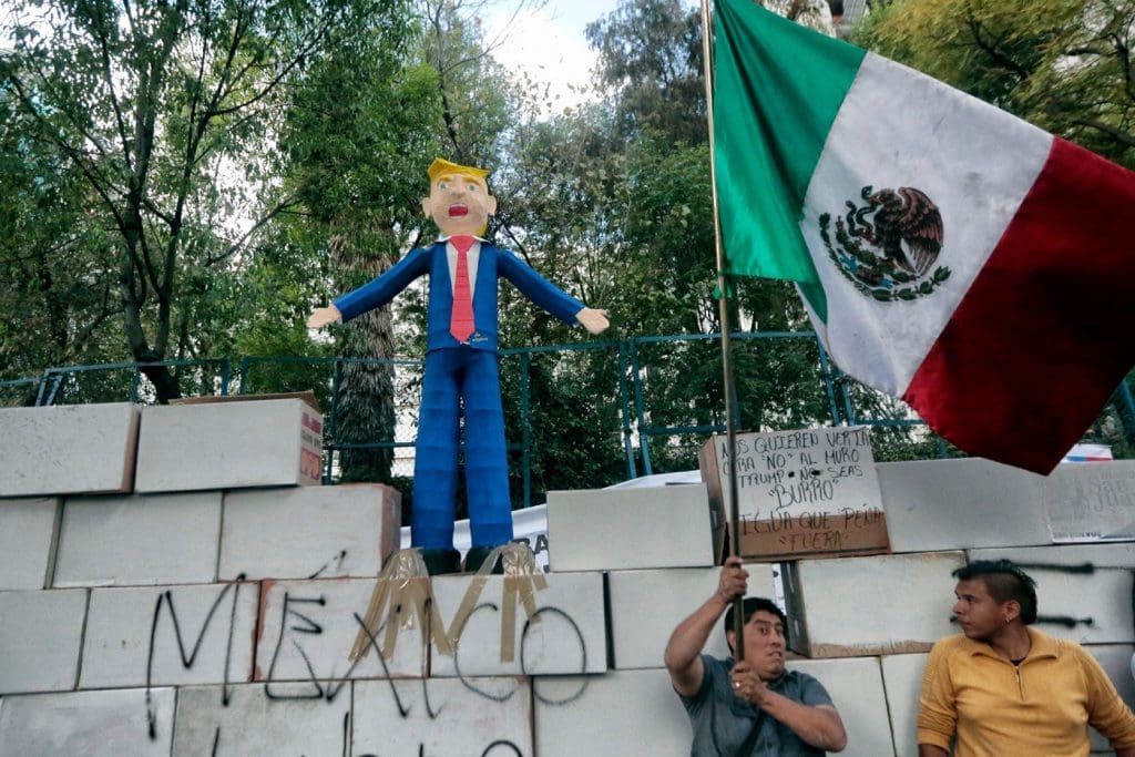 Mexique: Plus de 20 000 personnes manifestent pour dénoncer le projet de construction d’un mur de Donald Trump