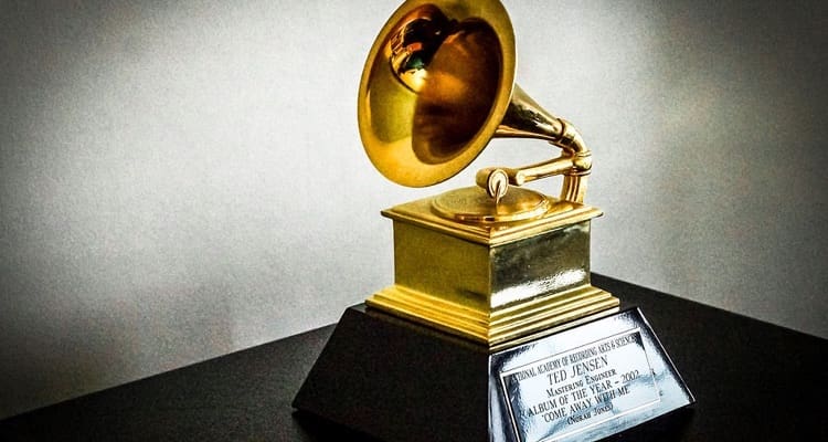 Grammy Awards 2017: Adele rafle tout, David Bowie gagne plus de grammy que de son vivant (photos et vidéo)