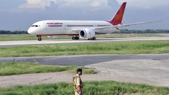 Un député indien frappe un steward 25 fois avec une sandale car il a dû voyager en classe économique