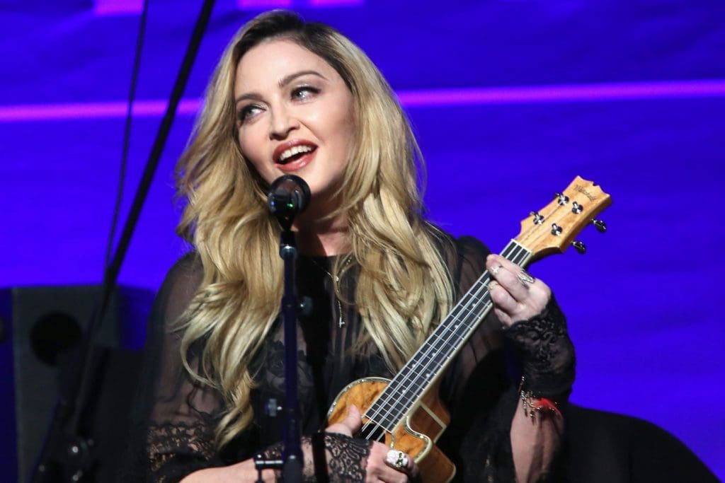 Après avoir harcelé Madonna, un retraité lui réclame 5 millions de dollars