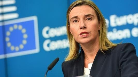 Sebta: Mogherini interpellée au sujet des « violations des droits humains » des femmes porteuses de marchandise de contrebande