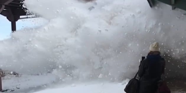 Buzz: Un train entre à pleine vitesse dans une gare de New York et couvre les voyageurs d’une épaisse couche de neige (vidéo)