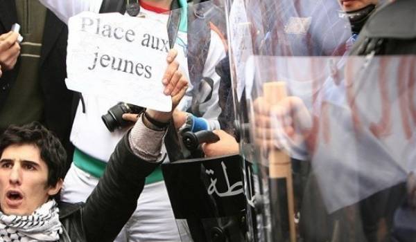 Algérie: tentative de suicide de sept jeunes au siège de la wilaya de Bouira, la police donne l’assaut