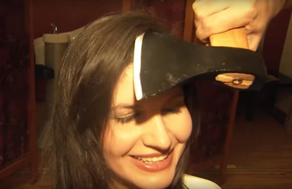 Buzz: Le coiffeur russe qui coupe les cheveux à l’aide d’une… hache (vidéo)