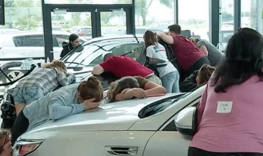 Drôle de concours: Embrasser une voiture le plus longtemps possible pour la gagner (vidéo)