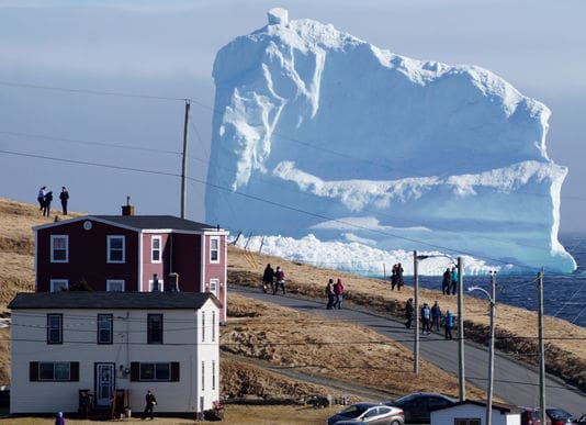 Un iceberg haut de 46mètres bloqué à Terre Neuve à l’est du Canada (vidéo)
