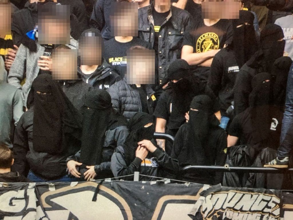 Suède: Les ultras de l’AIK protestent contre une loi qui interdit d’assister masqué à un match habillés en niqab
