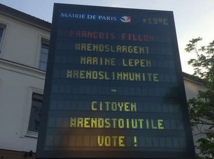 »Fillon rends l’argent » : Des panneaux d’affichage de Paris piratés (photos)