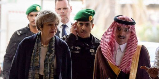 En viste en Arabie Saoudite, Theresa May se présente sans voile
