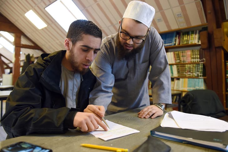 Le Maroc accepte de former des imams en France