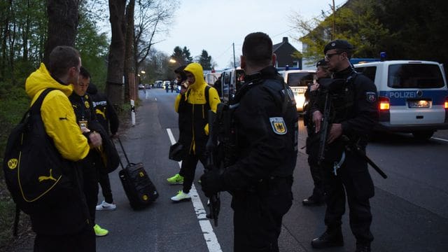 Attaque à l’explosif contre le club de Dortmund: Les enquêteurs se concentrent sur une lettre de revendication retrouvée sur les lieux