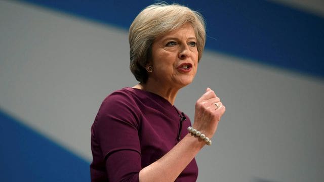 Theresa May et les conservateurs atteignent pour la première fois depuis 1951 la barre des 50%