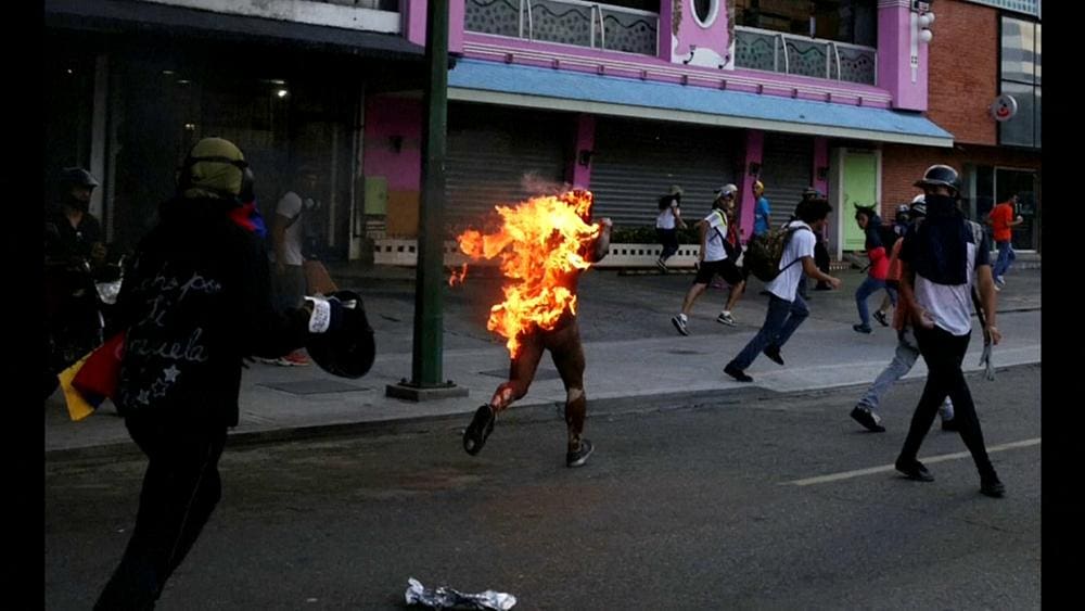 Manifestations au Venezuela: Un homme brulé vif, Nicolas Maduro tient pour responsable l’opposition