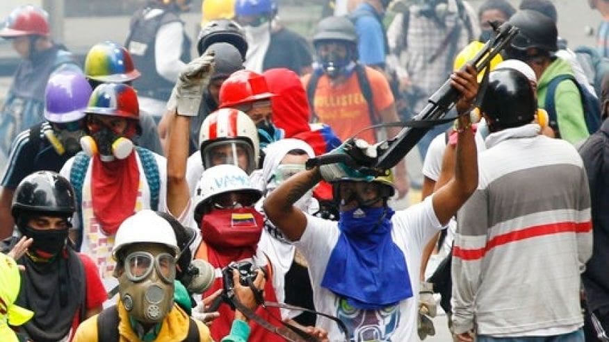 Venezuela: Les manifestants s’arment désormais de Cocktails Poopootov pour répondre aux attaques de gaz lacrymogènes de la police