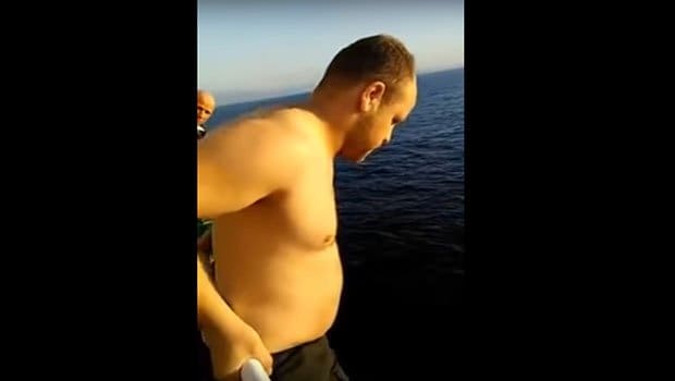 Algérie : un marin saute d’un bateau pour sauver la vie d’un baleineau (vidéo)