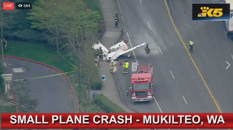 États-Unis: Un avion s’écrase au milieu de la route et endommage des véhicules (vidéo)