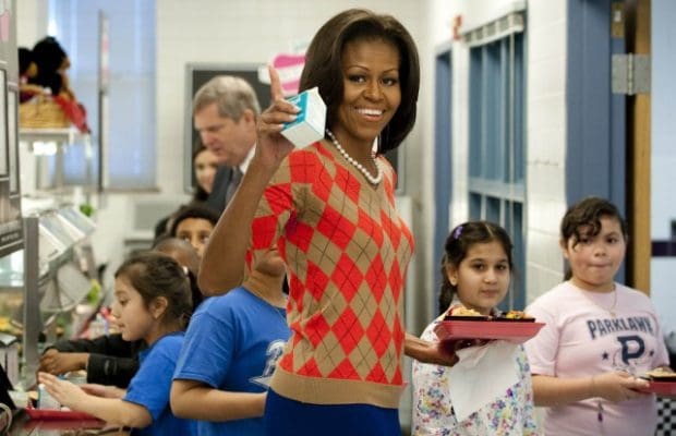 Lutte contre l’obésité: Trump annule le programme de Michelle Obama qui visait à promouvoir des repas sains dans les cantines scolaires