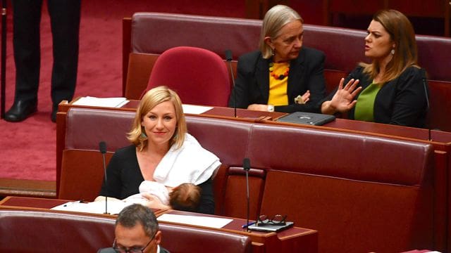 Pour la première fois une sénatrice australienne allaite son bébé au sein du parlement australien