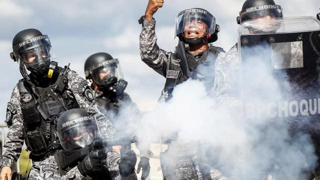 Brésil: Forte mobilisation contre le président, l’armée reprend le  contrôle
