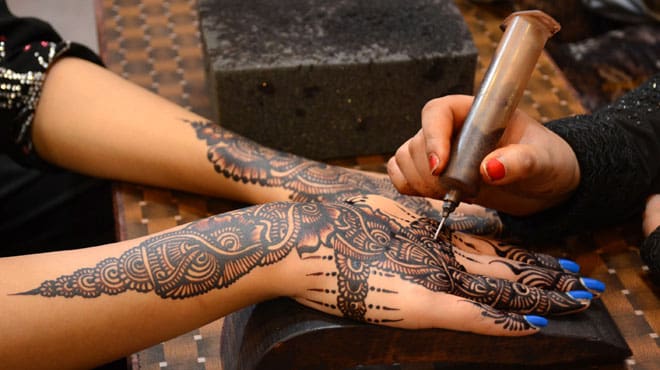 Royaume-Uni: campagne de sensibilisation pour dissuader les touristes de se faire tatouer au Maroc, notamment
