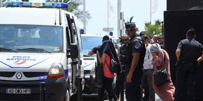 Cannes: La police empêche la baignade d’un groupe de femmes en burkini