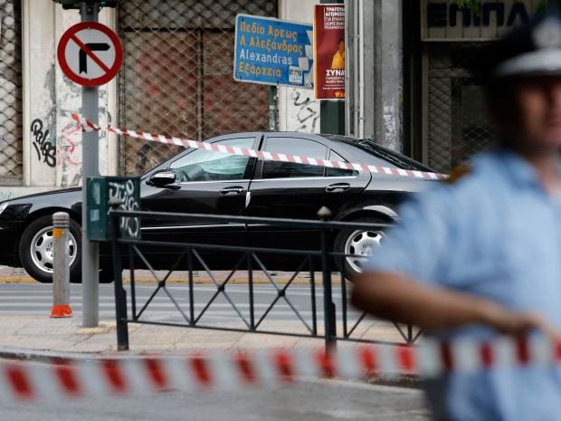 Grèce: L’ex premier ministre Lucas Papdemos blessé suite à une explosion dans son véhicule