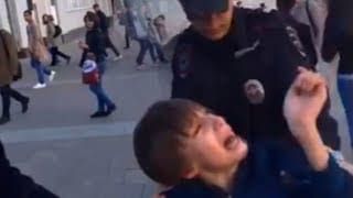 Russie: Un enfant de 10 ans arrêté par la police, car il lisait de la poésie dans la rue (vidéos)