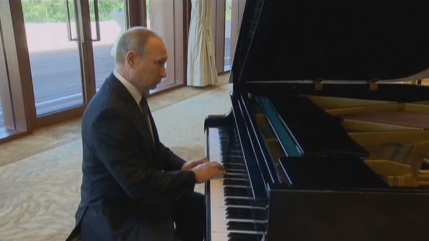 Russie: Vladimir Poutine au piano, ça donne ça (vidéo)
