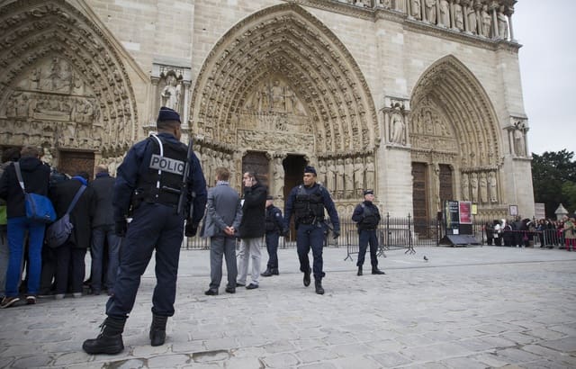 Paris: Un homme agresse un policier avec un marteau