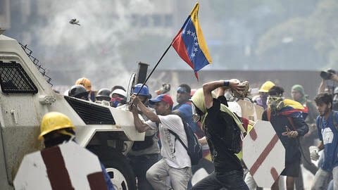Un hélicoptère lance des grenades sur la Cour suprême au Venezuela