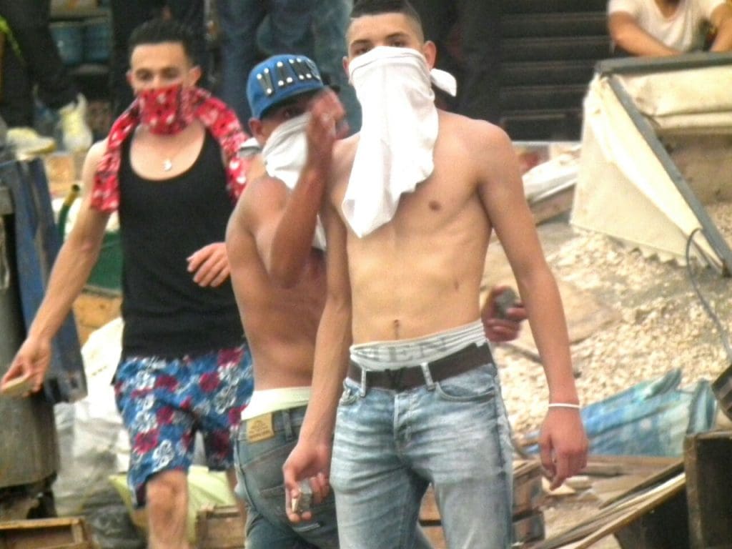 Al Hoceima: 39 éléments des forces de l’ordre blessés par des individus encagoulés