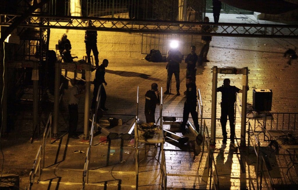 Al Aqsa: Israel retire les détecteurs de métaux, les Palestiniens retournent prier jeudi