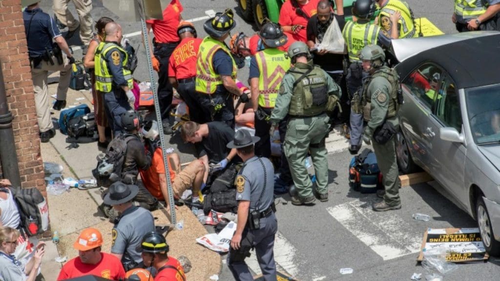 Charlottesville: Le bilan s’élève à trois morts, Trump sous le feu des critiques