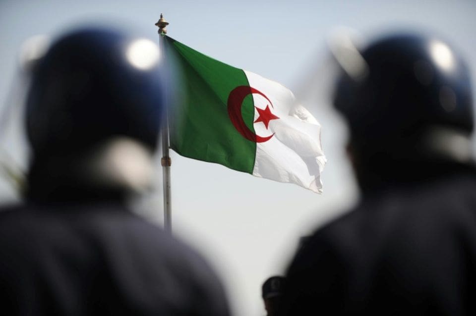Deux policiers tués dans un attentat contre un commissariat en Algérie