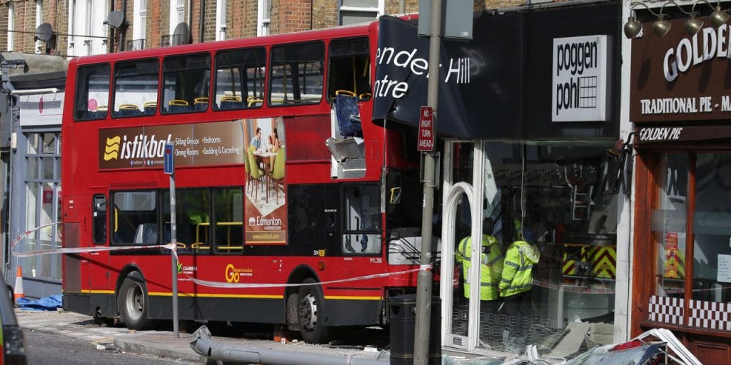 Un bus à  deux étages fonce et s’encastre dans la vitrine d’un magasin à Londres