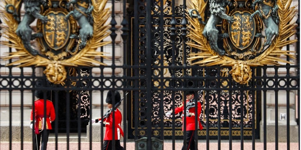 Londres: Un homme armé d’un couteau arrêté devant le palais de Buckingham Palace
