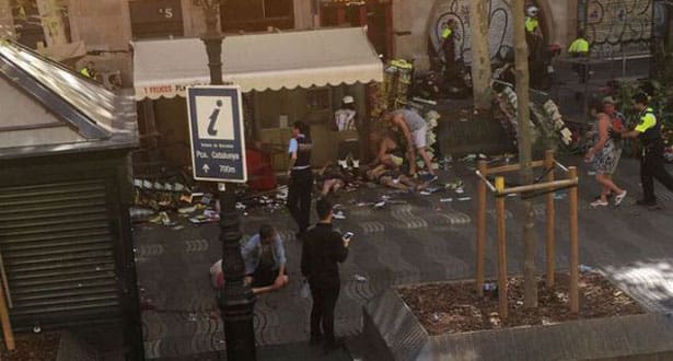 Barcelone: Une fourgonnette percute la foule dans le centre ville, deux morts et plusieurs blessés